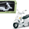 Vespa GTS 300 Super White Motorcycle 1/12 by New Ray Vespa GTS 300 Super White Motorcycle 1/12 by New Ray